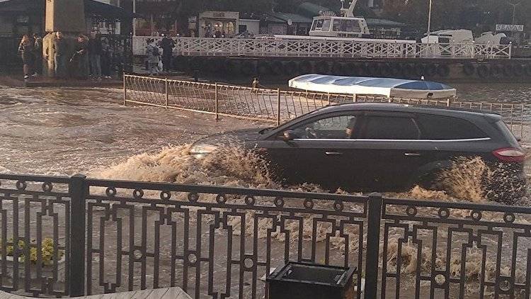 В Севастополе сильный дождь затопил Артбухту