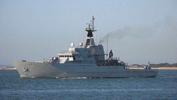 Корабль британских ВМС сопроводил российские суда к Ла-Маншу