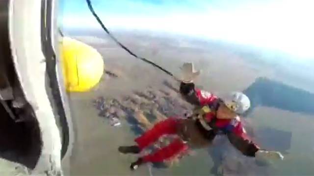 Видео: момент смертельного прыжка парашютиста в Свердловской области