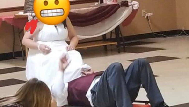 На «отвратительном» свадебном фото жених-автолюбитель с фонариком в зубах нырнул под юбку невесты за подвязкой, как под машину