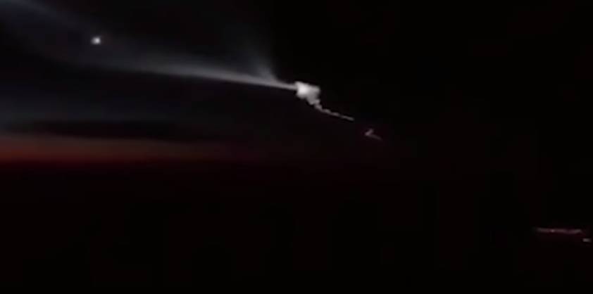 Пилоты самолета сняли на видео запуск баллистической ракеты США