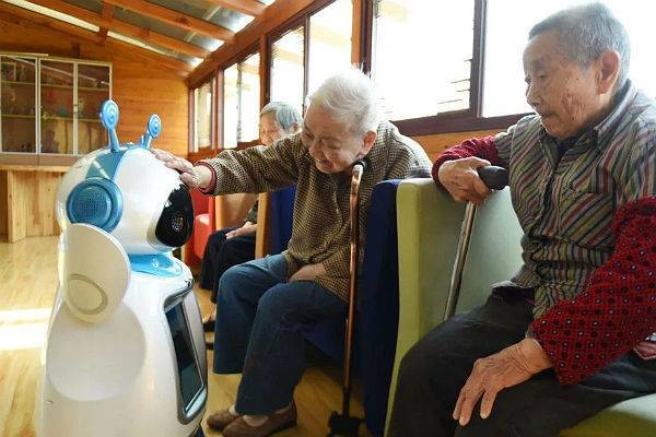 В Китае создали роботов – помощников для стариков