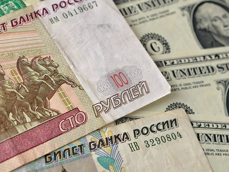 Рубль медленно снижается к доллару и евро после начала торгов