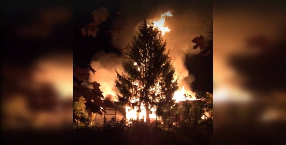 Столб из дыма и огня поднялся над полыхающими домами в «Горах» Кировского района