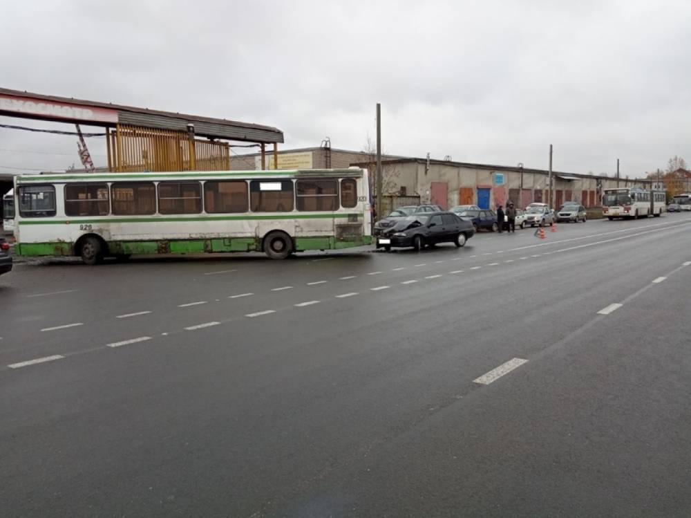 В Череповце человек пострадал при аварии с автобусом