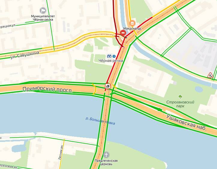 Транспортный шлейф потянулся за столкнувшимися BMW и Lada перед Ушаковским мостом