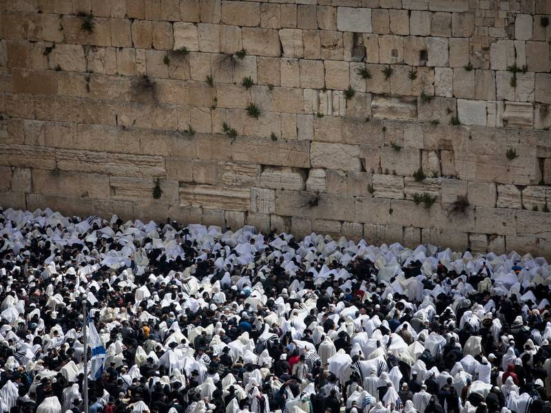Десятки тысяч верующих приняли участие в молитве у Стены плача