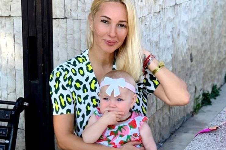 Лера Кудрявцева поделилась трогательными кадрами с годовалой дочерью
