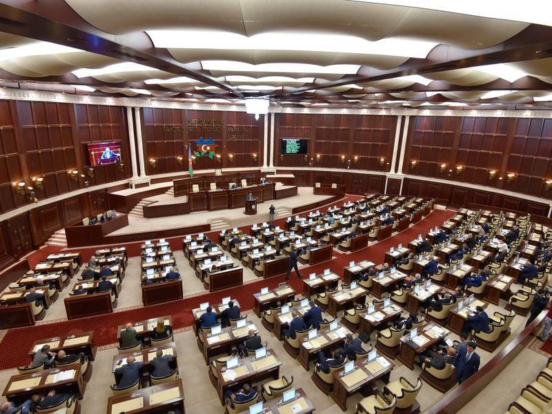 Парламент Азербайджана одобрил назначение Асадова пост премьер-министра