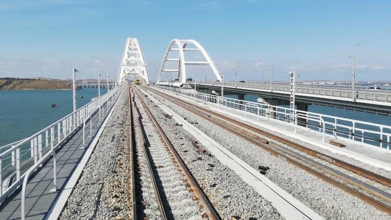 Названы сроки запуска грузовых поездов через Крымский мост