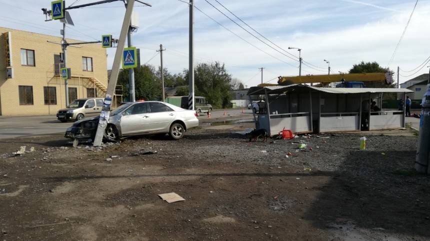 Автомобиль въехал в открытый рынок под Волгоградом, четверо пострадали — фото