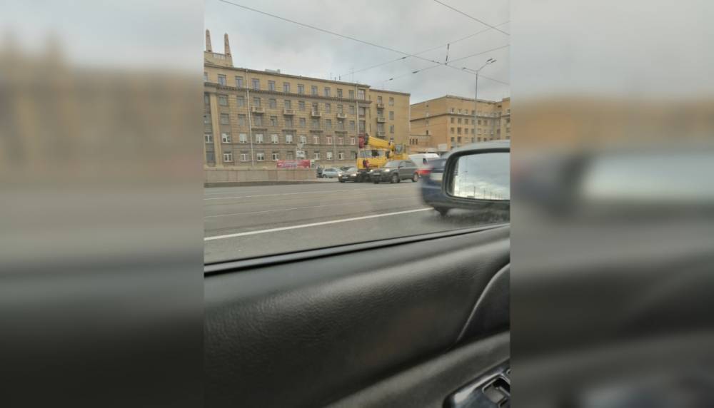 Audi и КамАЗ спровоцировали большую пробку при съезде на мост Александра Невского