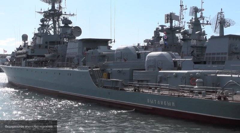 Адмирал Хмельнов рассказал о роли командиров военных кораблей, подлодок и морской авиации