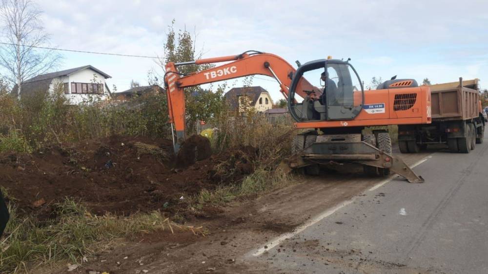 Дачников в Тосненском районе заблокировали за 32 незаконных съезда к дороге