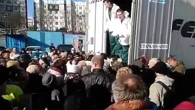 Сотни жителей Петропавловска выстроились в очередь за бесплатной рыбой