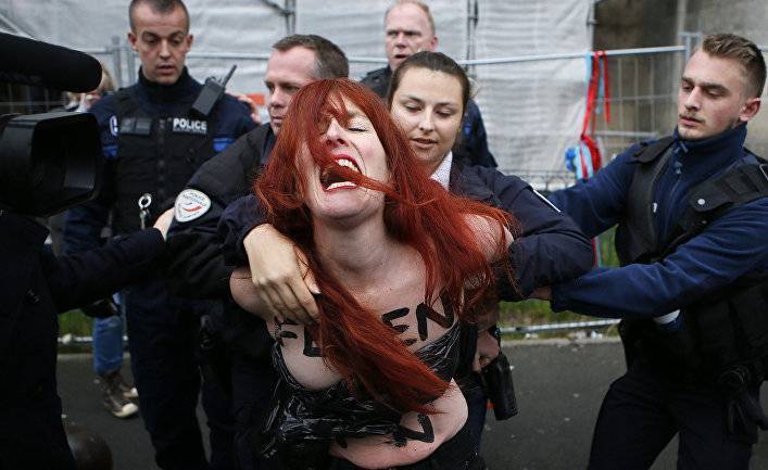 Активистки Femen провели в Париже акцию против домашнего насилия