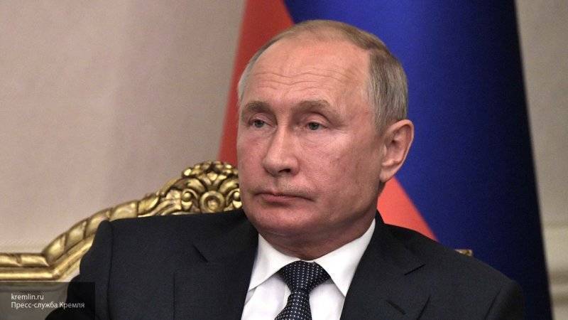 Путин поручил кабмину провести оценку расходов по новой системе оплаты&nbsp;труда медикам