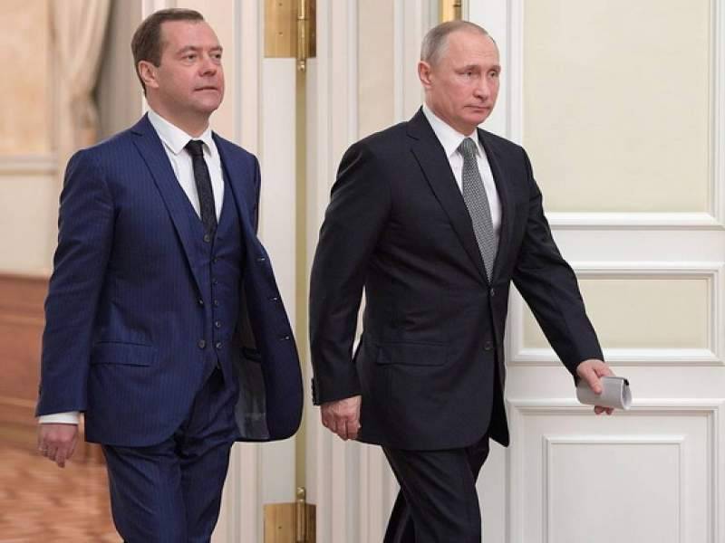 Стало известно, на сколько повысились зарплаты Путина и Медведева