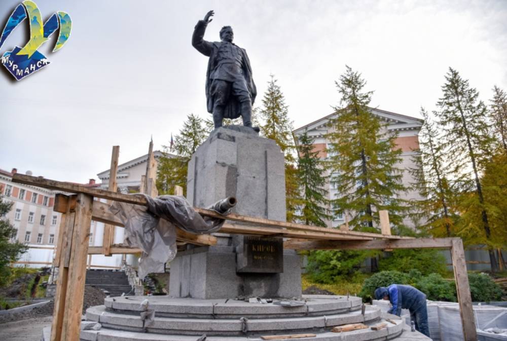 Реставратор из Санкт-Петербурга работает над памятником Кирову в Мурманске