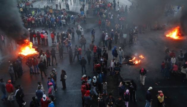 Правительство Эквадора покинуло столицу из-за массовых протестов