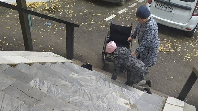В Саратове проверят больницу, где инвалид заползала на ступеньки