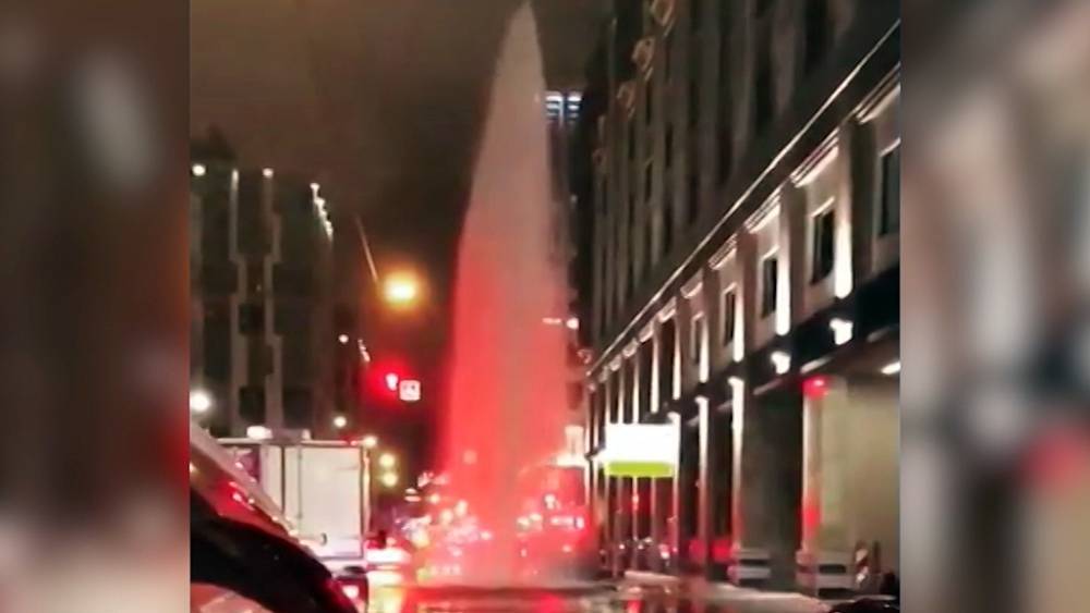 В центре Москвы забил фонтан из-под земли (видео)