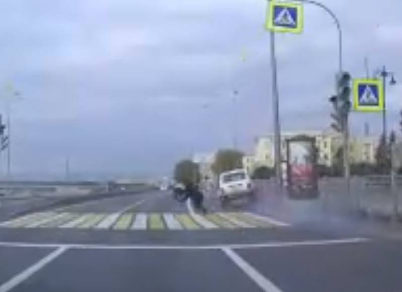 Видео: перебегавшего на красный пешехода сбили в Санкт-Петербурге