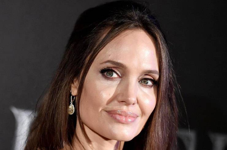 Анджелина Джоли в платье с обнаженными плечами вывела в свет дочерей