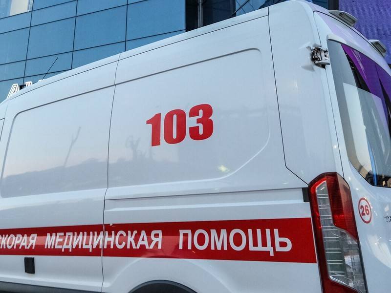 Человек упал с высоты в Москве и остался жив