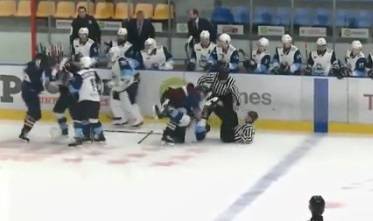 Видео: игроки клубов МХЛ устроили массовую драку на льду