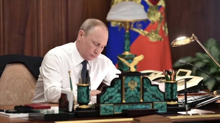 Россияне могут виртуально прогуляться по кабинету Путина