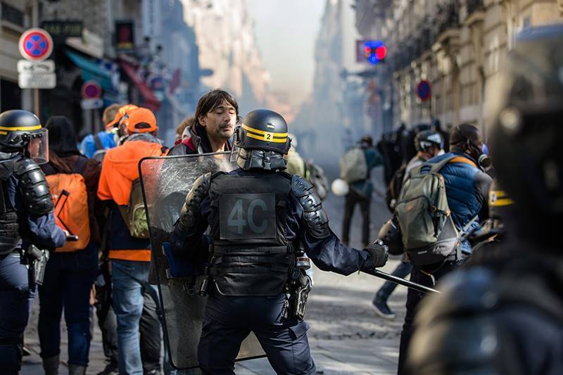 Франция охвачена массовыми протестами и погромами