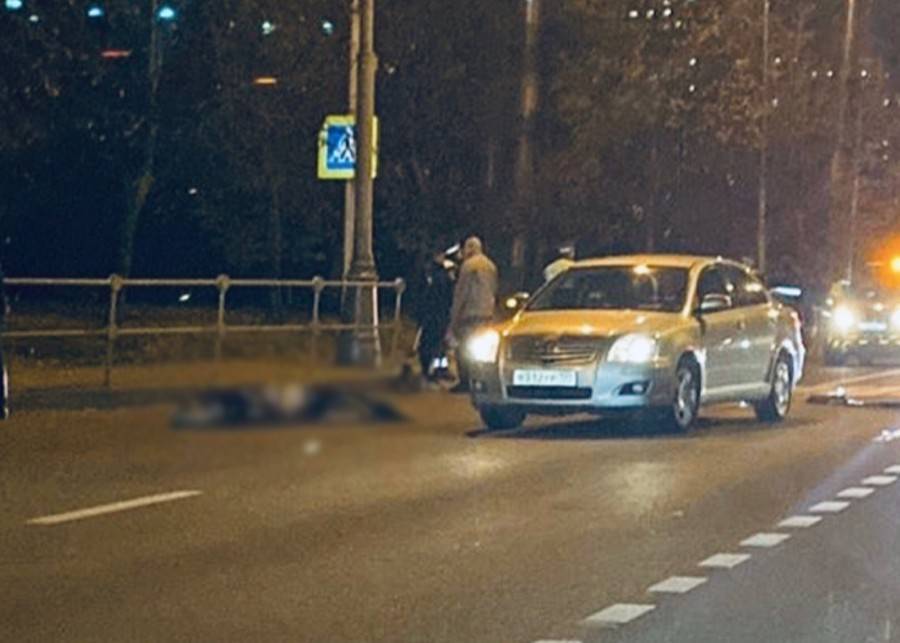 Легковушка насмерть сбила человека на пешеходном переходе на юге Москвы