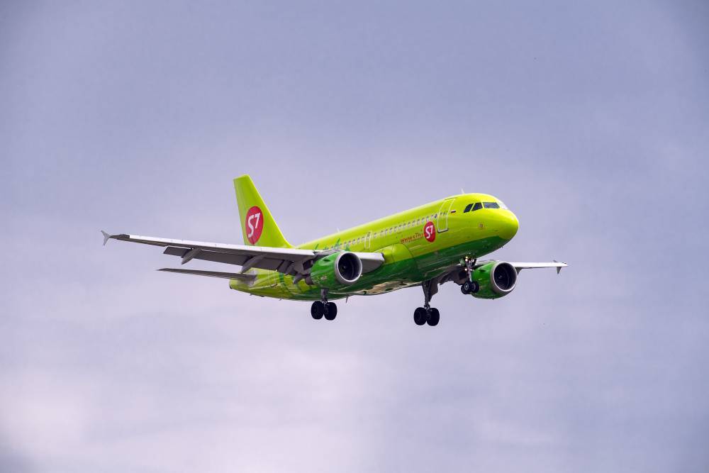 Самолет совершил вынужденную посадку в Омске из-за больного пассажира