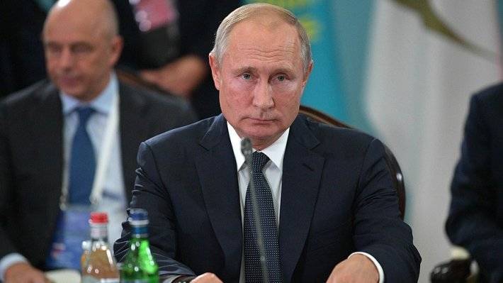 Путин поручил провести семинары по противодействию коррупции