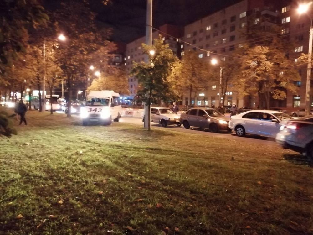 Транспортный коллапс после «тройничка» испортил газон на Ветеранов