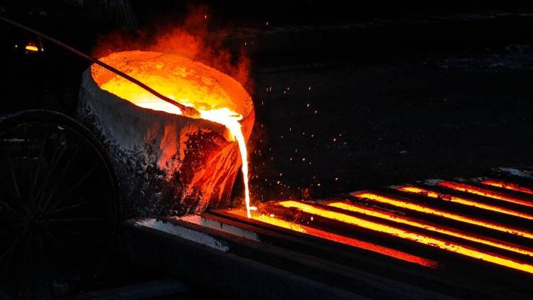 Украинского рабочего залило расплавленным металлом
