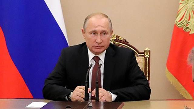 Путин поручил утвердить требования к структуре зарплат медиков