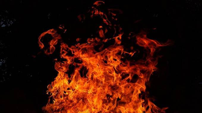 Вечером в Невском районе Петербурга сгорела иномарка