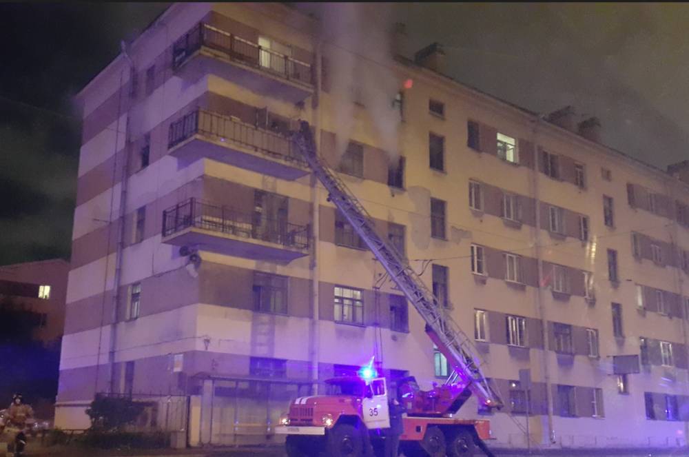 Два человека пострадали при пожаре в пятиэтажке в Петербурге