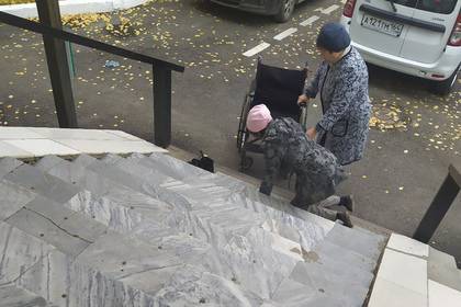 Россиянка в инвалидном кресле «привыкла» заползать в больницу на коленях