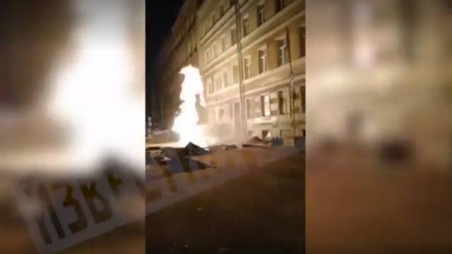 Видео: факел огня вырвался из газовой трубы в центре Петербурга