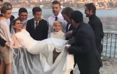 Видео: Семак покачал жену на руках на свадебной церемонии
