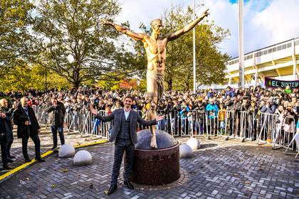 Статуя полуголого Ибрагимовича удивила фанатов
