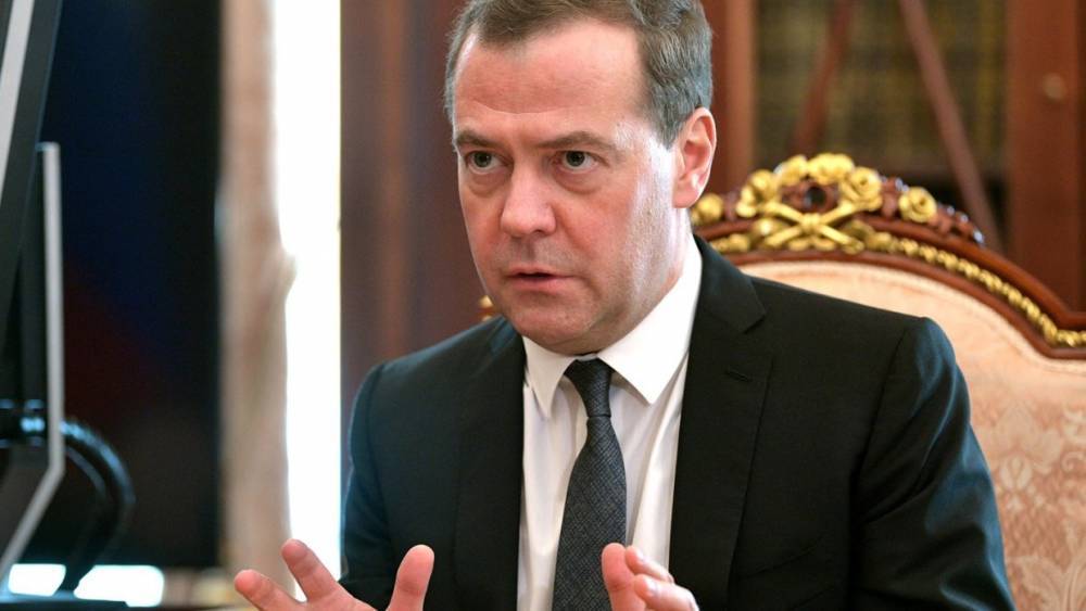 Медведев поторопил Кабмин с решением вопроса о защите инвестиций