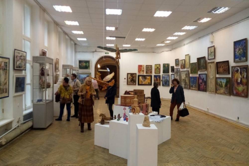 Художественная выставка в Петербурге объединила более 100 мастеров Ленобласти