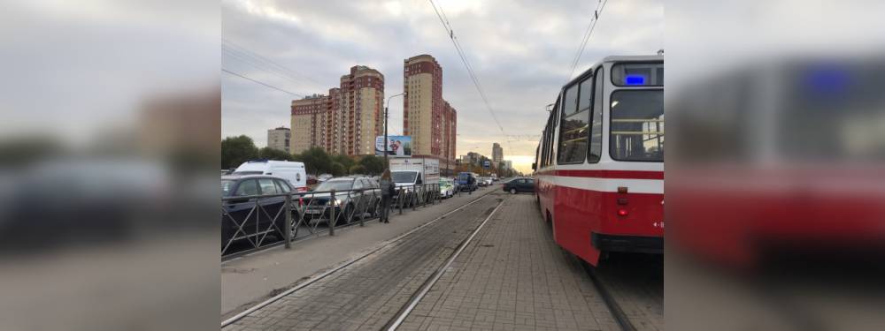 Volkswagen потерял управление на Бухарестской улице и заблокировал движение трамваев