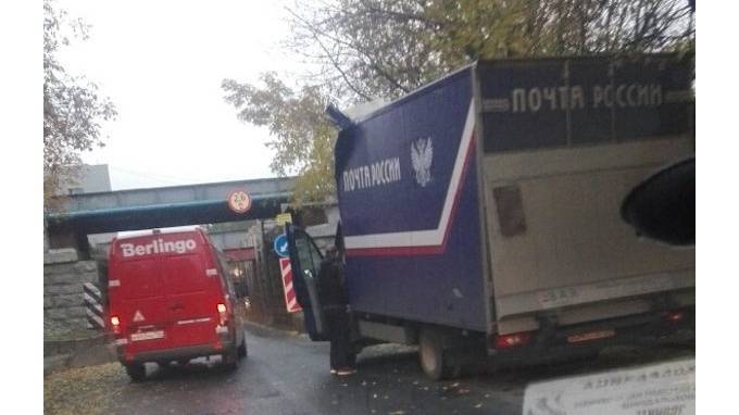 Грузовик "Почты России" застрял под мостом в Купчино