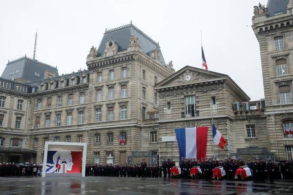 Макрон пообещал извлечь уроки: Франция попрощалась с погибшими полицейскими