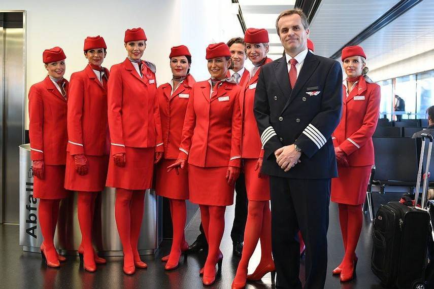Austrian Airlines начала продавать красные чулки (Фото)